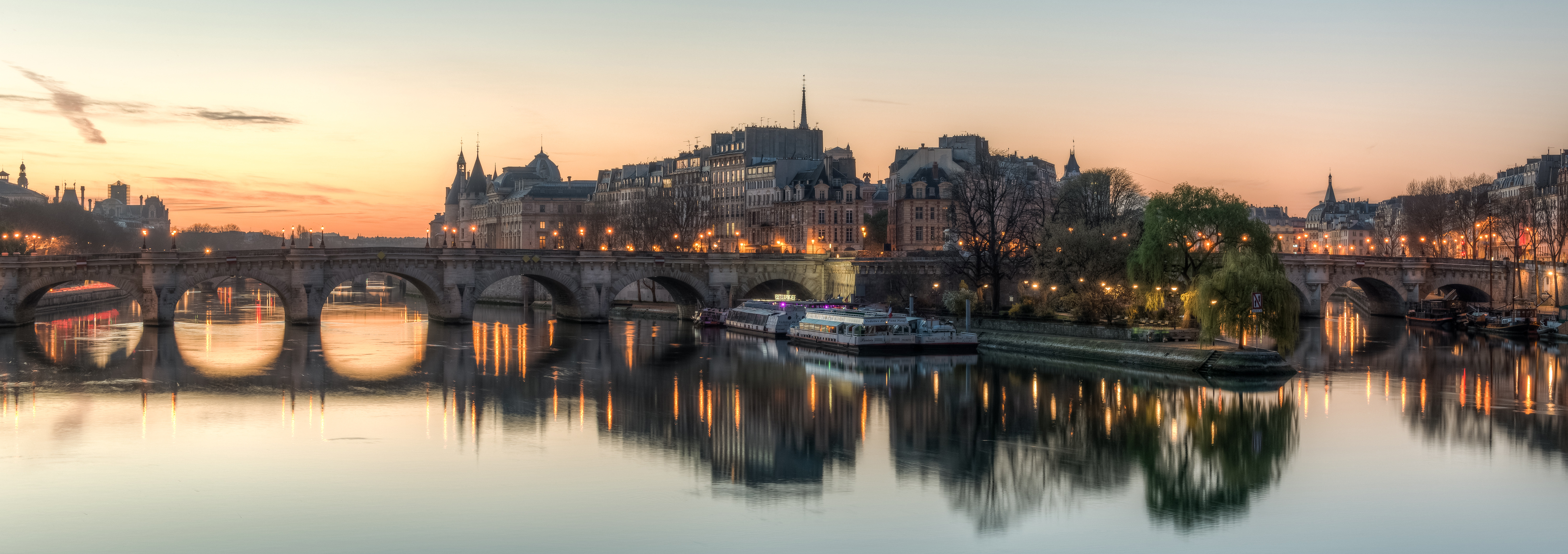 Île de la Cité shortly before sunrise, West View